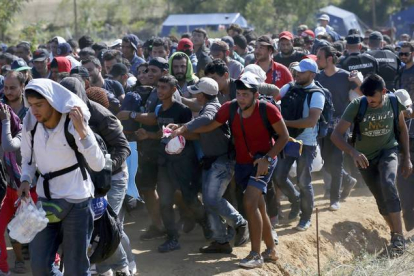 Decenas de inmigrantes cruzan a Serbia desde Macedonia.
Darko Vojinovic / AP / DARKO VOJINOVIC