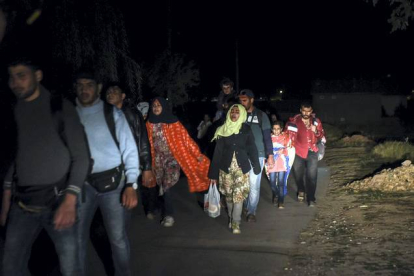 Un grupo de inmigrantes camina en medio de la noche en los alrededores de la localidad serbia de Miratovac.
AFP / ARMEND NIMANI