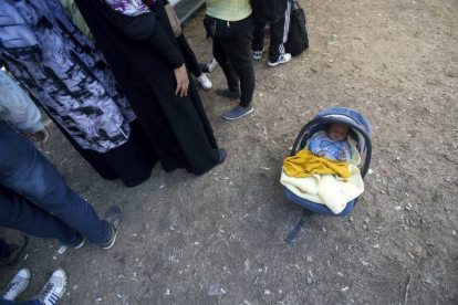 Un bebé sirio en la localidad serbia de Presevo.
Darko Vojinovic / AP / DARKO VOJINOVIC