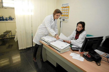 Una enfermera con la médico en una consulta de un centro de salud de Valladolid-J.M. Lostau