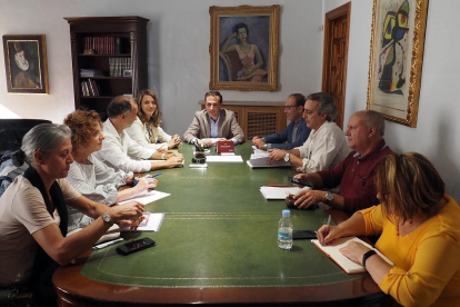 El presidente de la Diputación de Valladolid, Conrado Íscar, mantiene la primera reunión con la Mesa del Diálogo Social de la provincia de Valladolid.-DIPUTACIÓN DE VALLADOLID