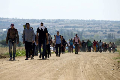 Una hilera de refugiados sirios recién entrados en Serbia.
REUTERS / MARKO DJURICA