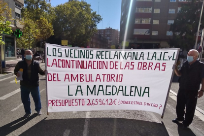 Pancarta que encabezaba la manifestación para exigir que se retomen las obras del centro de la Magdalena. A. E. R.