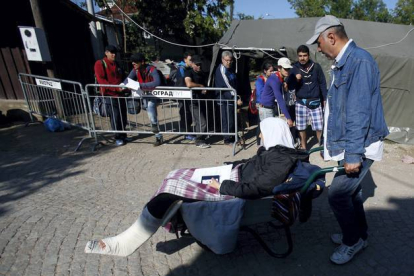 Un inmigrante que no puede caminar es trasladado en carretilla en Presevo.
Darko Vojinovic / AP / DARKO VOJINOVIC