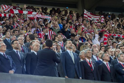 El Rey escucha el himno español entre pitos durante la final de la Copa del Rey entre el Barça y el Athletic en el Camp Nou.-JORDI COTRINA