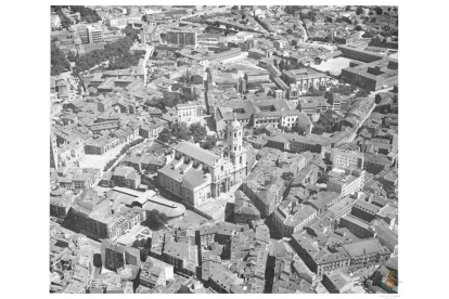 Vista aérea de la plaza de Portugalete en 1958 en la zona de la Universidad.  ARCHIVO MUNICIPAL DE VALLADOLID