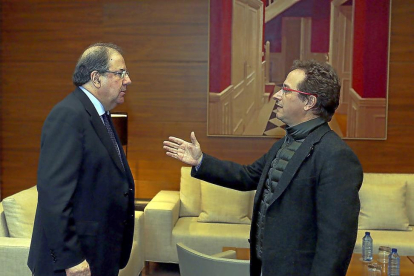 Herrera conversa con Hojas en el despacho del presidente en las Cortes.-ICAL