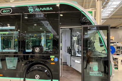 Autobús Irizar 'IE Tram' ya rotulado con la imagen corporativa de Auvasa. -E.M.