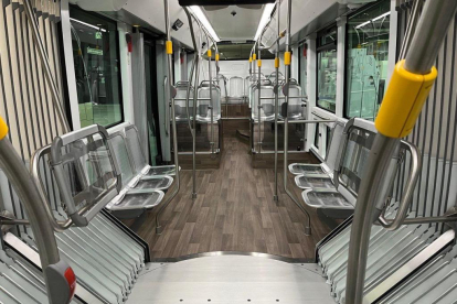 Interior del autobús Irizar 'IE Tram' ya rotulado con la imagen corporativa de Auvasa. -E.M.
