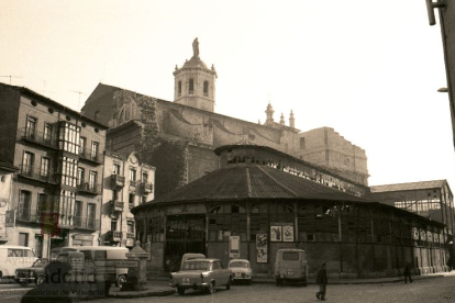 Antiguo Mercado de Portugalete en 1955 en la zona de la Universidad.  ARCHIVO MUNICIPAL DE VALLADOLID