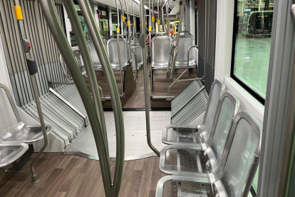 Interior del autobús Irizar 'IE Tram' ya rotulado con la imagen corporativa de Auvasa. -E.M.