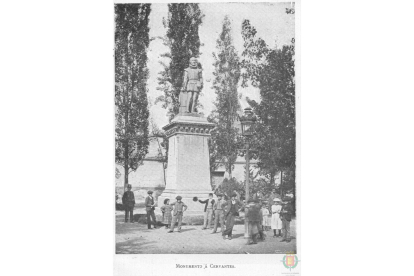 Monumento a Cervantes en 1905 en la plaza de la Universidad  ARCHIVO MUNICIPAL DE VALLADOLID