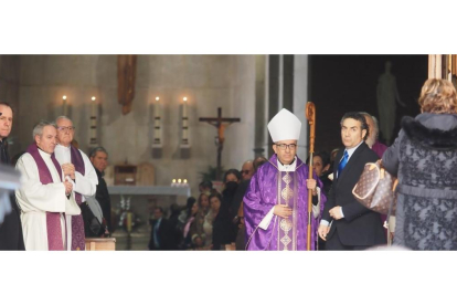 El arzobispo de Valladolid, Luis Argüello, ofició el funeral por las dos mujeres víctimas de violencia de género. PHOTOGENIC