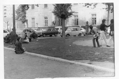 Niños jugando en la plaza de la Universidad en 1969.ARCHIVO MUNICIPAL DE VALLADOLID