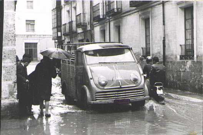 Calle Juan Mambrilla inundada en la década de 1970 en la zona de la Universidad.  ARCHIVO MUNICIPAL DE VALLADOLID
