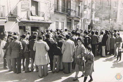 Gente jugando a las chapas en el bar Portugalete en la década de 1970 en la zona de la Universidad.  ARCHIVO MUNICIPAL DE VALLADOLID