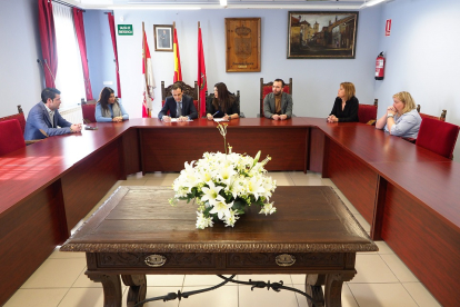 El presidente de la Diputación de Valladolid, Conrado Íscar, realiza una visita institucional a Renedo, acompañado de su alcaldesa, Raquel González,