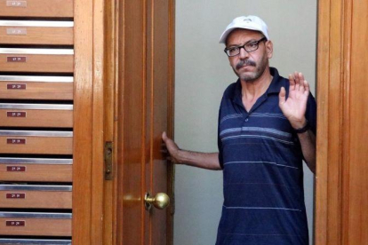 El padre de Mohamed Aallaa, Brahim Aallaa, sale del edificio de Ripoll donde vive la familia. Su hijo fue liberado por orden de la Audiencia Nacional.-GEMMA TUBERT / ACN