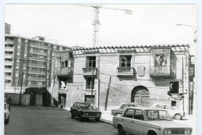 Fachada de la casa de Menchaca, en la calle Juan Mambrilla en la década de 1970 en la década de 1970 en la zona de la Universidad.  ARCHIVO MUNICIPAL DE VALLADOLID