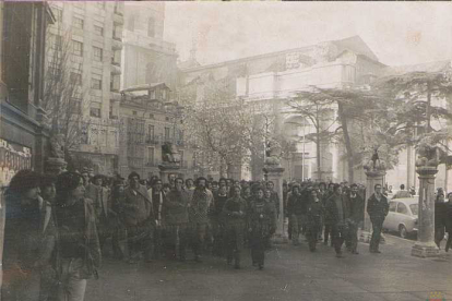 Manifestación de universitarios en la década de 1970 en la zona de la Universidad.  ARCHIVO MUNICIPAL DE VALLADOLID