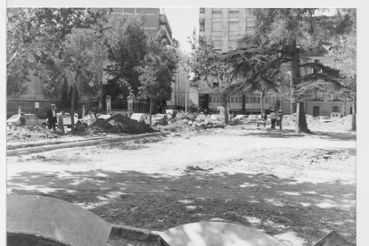 Obras en la Plaza de la Universidad en la zona de la Universidad. Sin fecha. ARCHIVO MUNICIPAL DE VALLADOLID