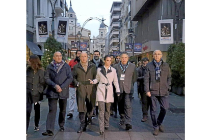 Andrea Levy recorre la calle Santiago escoltada por Jesús Julio Carnero, Miguel Ángel Cortes, Tomás Burgos y Ramiro Ruiz Medrano.-Ical