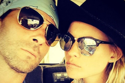 Adam Levine, y su mujer  Behati Prinsloo, posan en una imagen que el cantante ha publicado en su perfil de Twitter.-