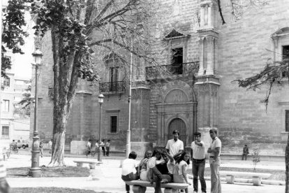 Grupo de jóvenes frente al Palacio de Santa Cruz en 1983 en la zona de la Universidad. ARCHIVO MUNICIPAL DE VALLADOLID