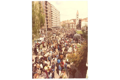 Mercadillo de la plaza de Portugalete en 1986 en la zona de la Universidad. ARCHIVO MUNICIPAL DE VALLADOLID