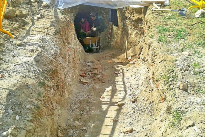 Trabajos de vaciado de la entrada a la bodega de ‘los Alfredos’, ayer.-EL MUNDO