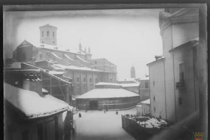 Vista de la Plaza de Portugalete nevada con la Catedral y el mercado de Portugalete. Sin fecha en la zona de la Universidad.  ARCHIVO MUNICIPAL DE VALLADOLID