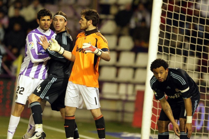 Sergio Ramos impide que Costa atosigue a Casillas, con Marcelo atento a un saque de córner, el día del 1-4.-MONTSE ÁLVAREZ