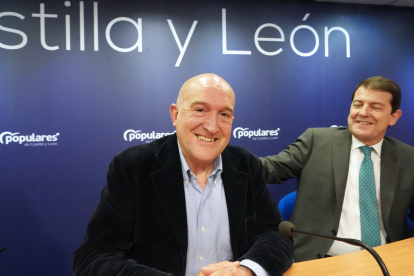 El candidato del PP a la Alcaldía de Valladolid, Jesús Julio Carnero, junto al presidente autonómico de la formación, Alfonso Fernández Mañueco.- ICAL