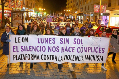 Un grupo de mujeres encabeza una manifestación en León de la plataforma contra la violencia machista ‘Los lunes sin sol’.-J.M.LOSTAU