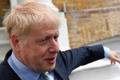 Boris Johnson sale de su casa, este jueves, antes de la primera votación de las primarias del Partido Conservador.-NEIL HALL (EFE)