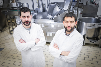 Daniel Zamora y Francisco Pérez, responsables de Aperitivos  Añavieja que han innovado con sus productos. | GONZALO MONTESEGURO