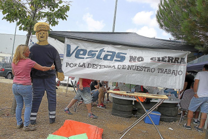 Los trabajadores de Vestas  mantienen su campamento en Villandangos del Páramo.-R. GRÁFICO: ICAL