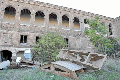 Fachada trasera del Hospital Simón Ruiz, con restos de una escuela taller de principios de los años noventa-Santiago