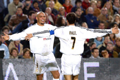 Ronaldo y Raúl González celebran un tanto en la temporada 2003-2004.-E. M.