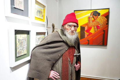 Félix Cuadrado Lomas junto a algunas de sus obras expuestas en la galería Rafael hasta el próximo 11 de enero.-PABLO REQUEJO / PHOTOGENIC