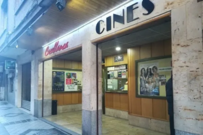 Entrada a los Cines Casablanca de Valladolid. -CINES CASABLANCA.