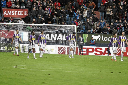 Jugadores blanquivioleta se muestran apesadumbrados tras encajar uno de los goles el domingo en Pamplona-LOF