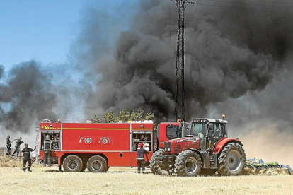 Bomberos de Valladolid sofocan el incendio de un camión de neumáticos en el alfoz de la ciudad.-Pablo Requejo