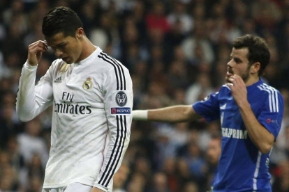 El delantero del Madrid se lamenta de la derrota blanca en la recta final del partido contra el Schalke.-Foto: AP