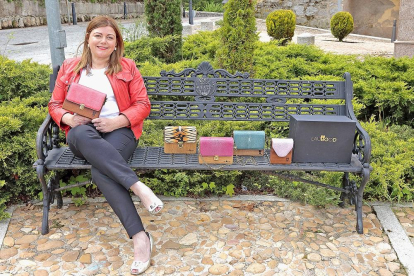 Laura Tapias, CEO y fundadora de Lauwood, muestra los bolsos hechos de maderas nobles.-EL MUNDO