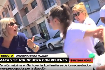 Susana Ahijado defiende a una reportera de Telecinco para evitar una agresion.