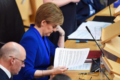La ministra principal escocesa, Nicola Sturgeon, antes de intervenir en el Parlamento de Edimburgo.-/ AFP / ANDY BUCHANAN