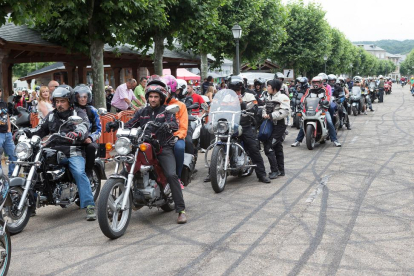 Centenares de moteros participan en la concentracion de motos del lago de Sanabria, en Zamora-ICAL