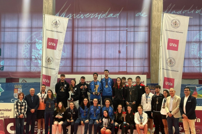 Foto de familia con los campeones de bádminton en los campeonatos de España Universitarios. / M. G. EGEA