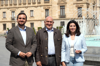 José Ángel Alonso, Jesús Julio Carnero y Arenales Serrano, candidatos del PP de Valladolid al Senado.- ICAL